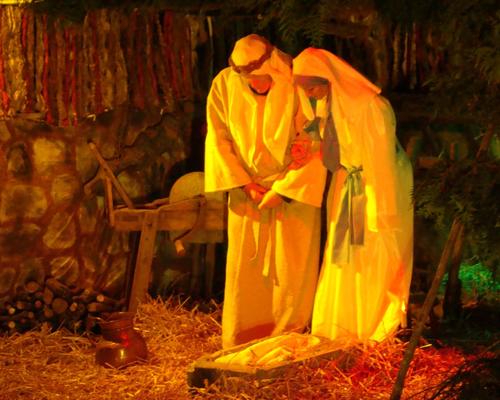Marie et Joseph se prosternent devant l'enfant Jésus