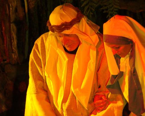 Marie et Joseph se prosternent devant l'enfant Jésus
