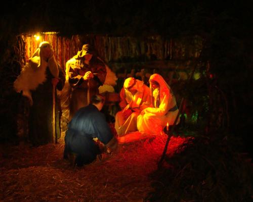Le deuxième mage dépose son cadeau