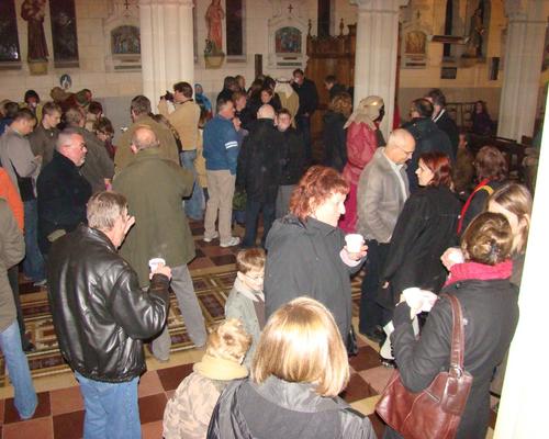 Dans l'église on se réchauffe, on parle ...
