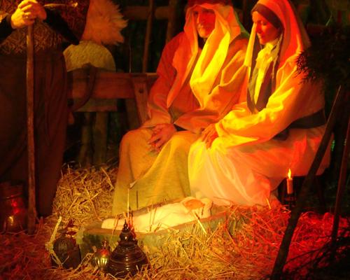 Marie et Joseph devant l'enfant Jésus