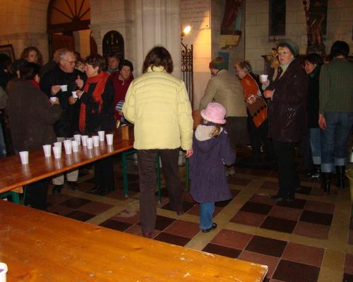 Dans l'église, vin chaud et chocolat chaud étaient offerts