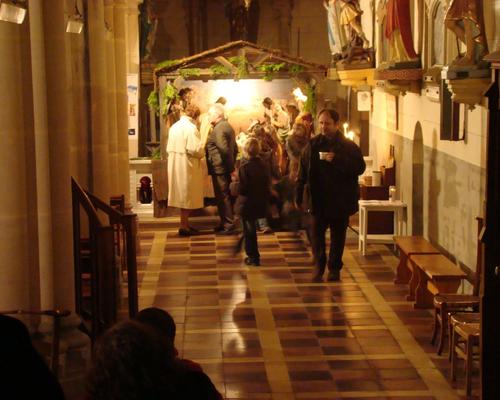 Les spectateurs étaient invités à entrer dans l'église voir la crèche