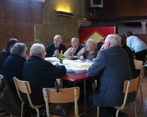 Les groupes discutent des passages de lettres sur le thème du Baptême