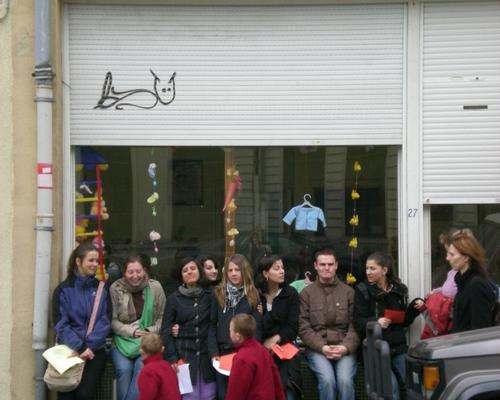 Devant SOS bébés