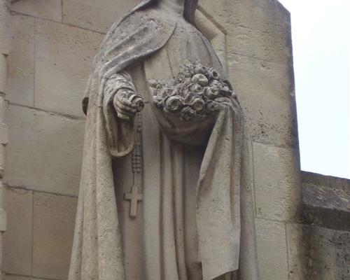 statue
