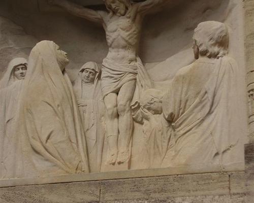 Jésus est cloué sur la croix