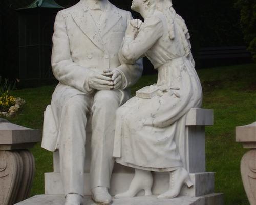 statue