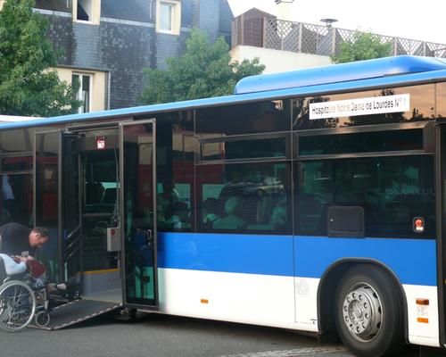 les malades partent en bus