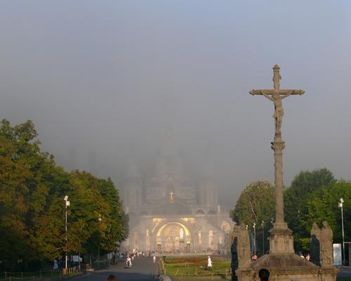 la basilique supérieure dans la nuée