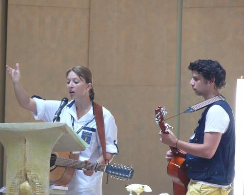 Répétition de chant pour attendre l'arrivée des derniers malades