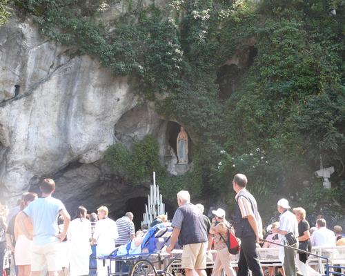 devant la grotte