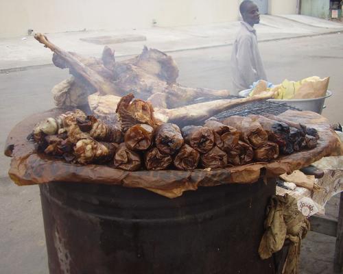 viande, brochettes et tripes