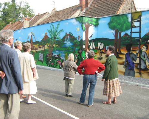 La visite de la Maison du Diocèse se puorsuit... devant la fresque biblique