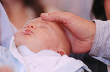 © federico igea - fotolia.com Onction avec le saint Chrême