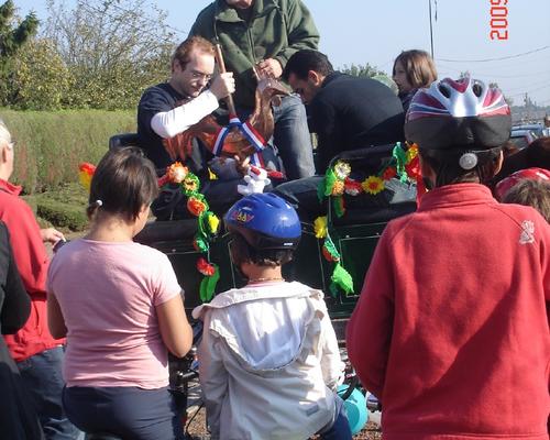 Des vélos décorés suivent le cortège