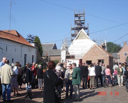 Au pied de l'église, de nombreux fidèles attendent la pose du nouveau coq