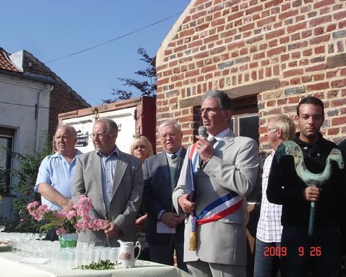 M. le Maire est bien entouré pour prononcer quelques mots