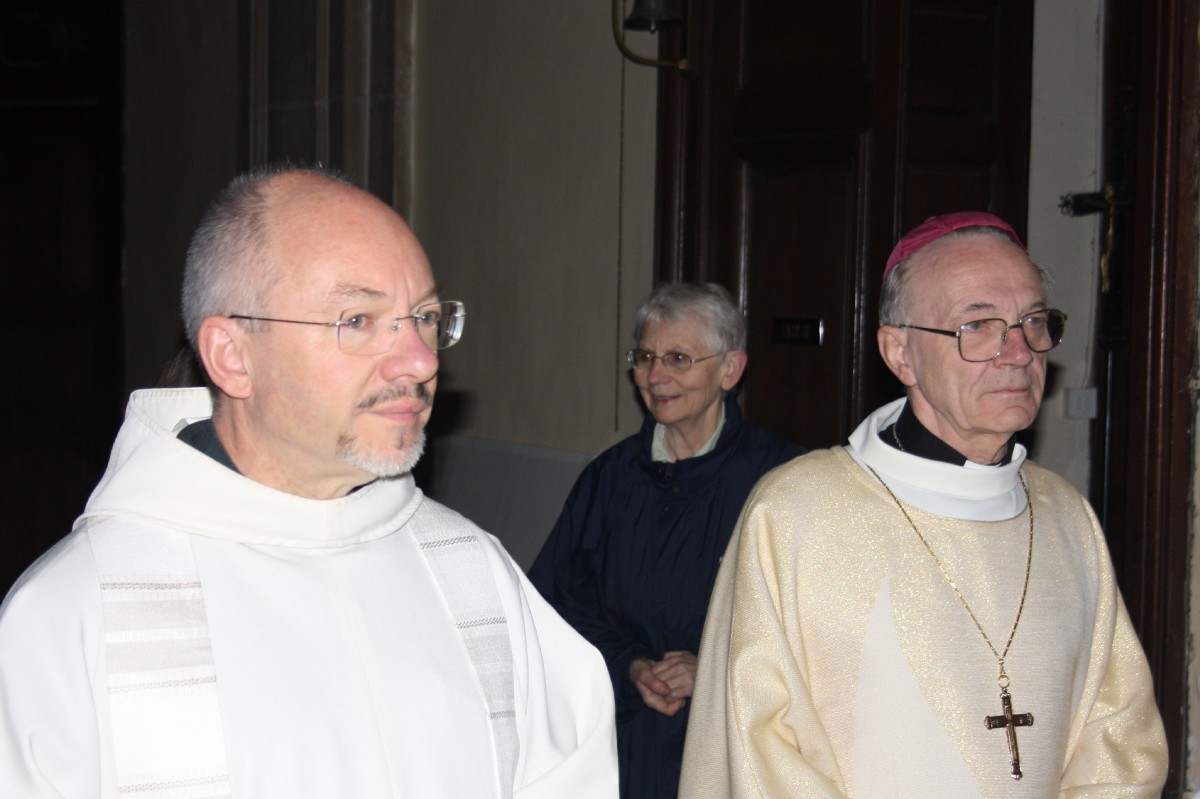 le Père Foyer (ancien Directeur des Pèlerinages de Cambrai) et Mgr Perrier