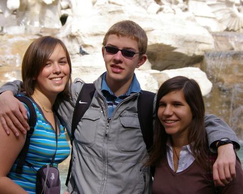 devant la fontaine de Trevi