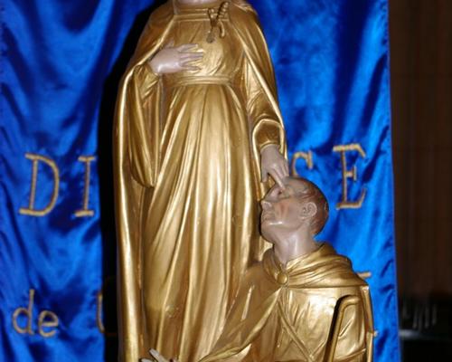 statue
