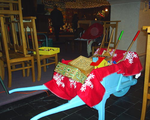la brouette bleue et les jouets de bois