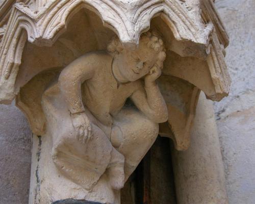 sous la statue