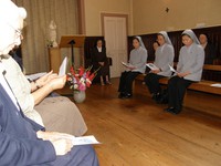 Les soeurs en priÃ¨re au Carmel de Douai