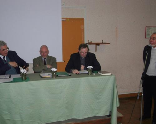 Père André Merville, curé modérateur et doyen de Douai, anime la table-ronde