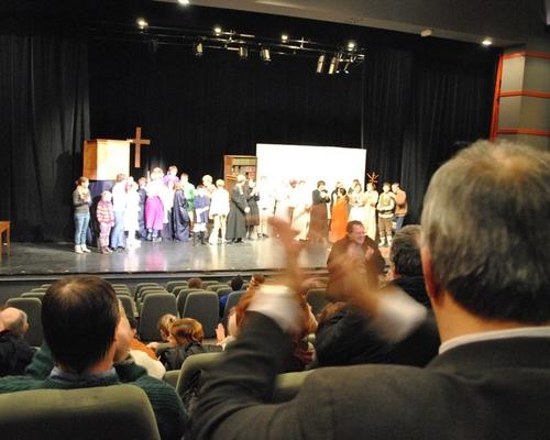 Les acteurs sous les applaudissements de M. Vanachter, directeur du lycée NDG