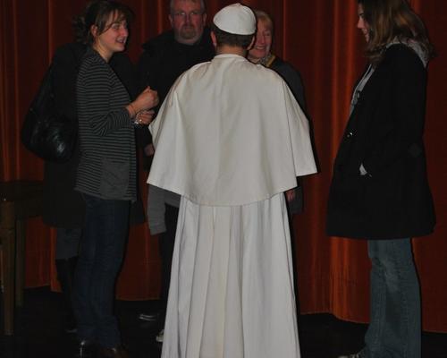 Lionel, le pape (de dos)