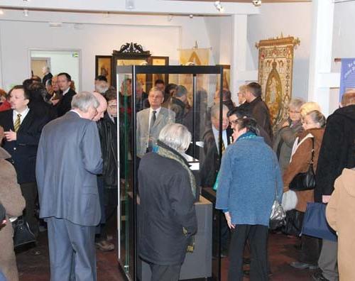 Les visiteurs admirent la magnifique couronne, joyau prestigieux de Notre Dame