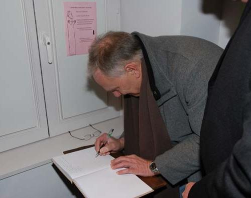 Monsieur Riquet, Député Européen, et premier magistrat de la ville de Valenciennes signe le livre d'Or