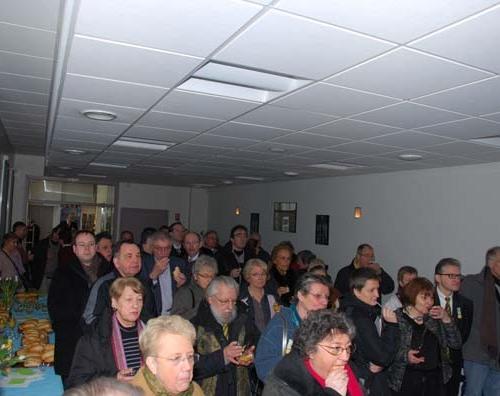 Une foule attentive à la diffusion des deux films dont l'un sur le couronnement de Notre Dame du Saint Cordon, le second sur l'ouverture du sceptre royal que les prêtres valenciennois ont offert en 1897