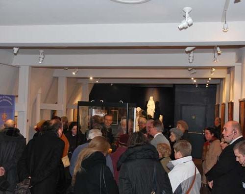 Aperçu de la foule autour du parchemin glissé dans le sceptre et ouvert le 13 novembre 2009