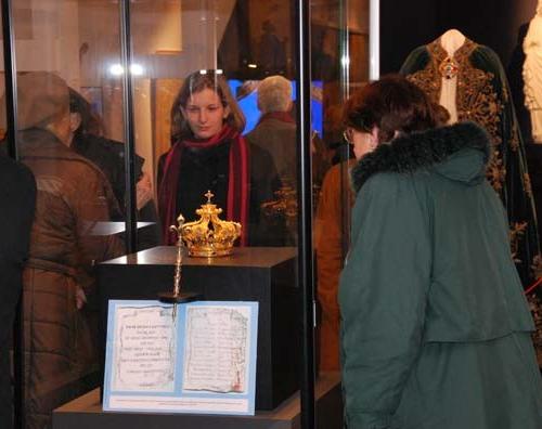 Ensemble : parchemin, sceptre, couronne