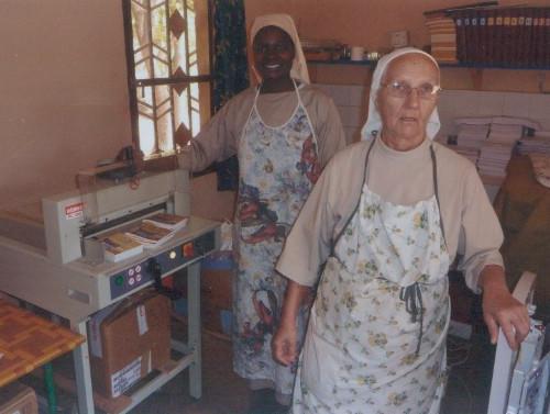 Soeurs devant le massicot électrique, offert par l'association Douai-Dedougou, qui leur permet de réaliser les livrets liturgiques