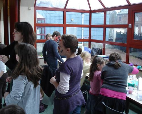Pendant que les groupes  débattent sur leur pôle, les enfants s'expriment sur le"mur d'expression"
