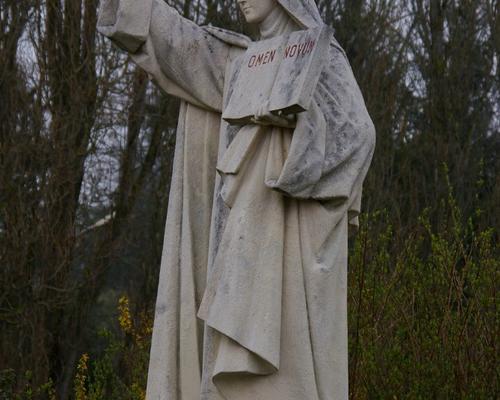 statue