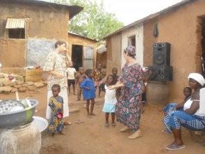Danses avec des enfants dans une cour