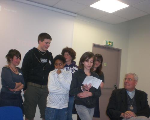 Un groupe de jeunes et Mgr Garnier