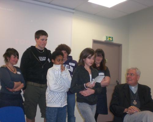 Un groupe de jeunes et Mgr Garnier 1