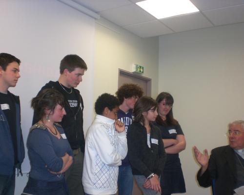 Un groupe de jeunes et Mgr Garnier 2