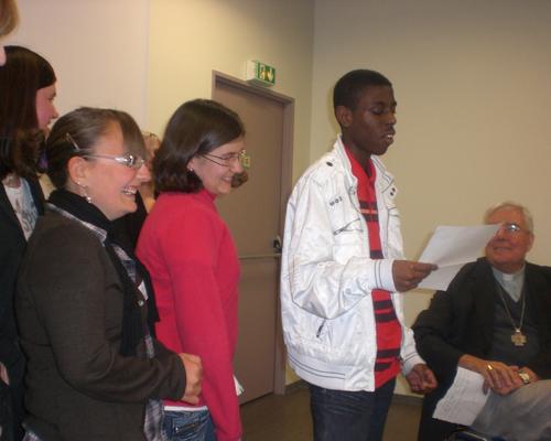 2ème groupe de jeunes et Mgr Garnier 1