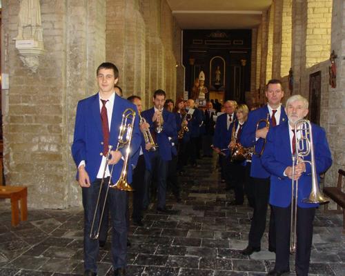 la procession avec la fanfare d'Haspres