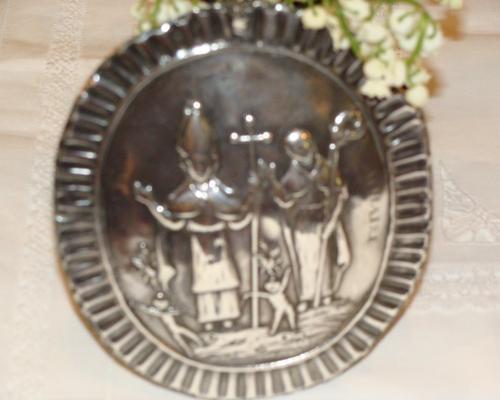 une araignée semble sortir "du plafond" des malades