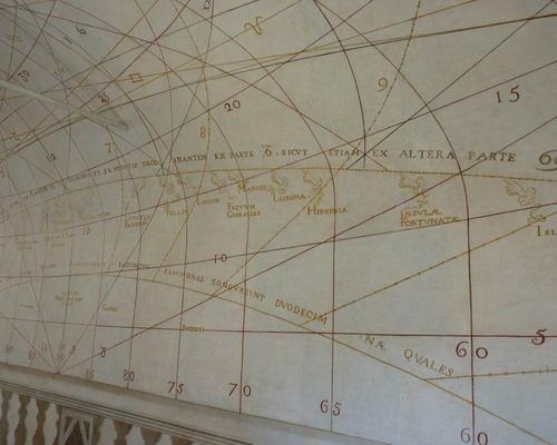 astrolabe dans le cloitre