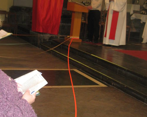 Les rubans de couleurs ont été déployés dans l'assemblée et nous écoutons le récit de la Pentecôte dans le Livre des Actes des Apôtres.
Les différentes couleurs nous rappellent que nous entendons la Parole de Dieu chacun dans sa langue