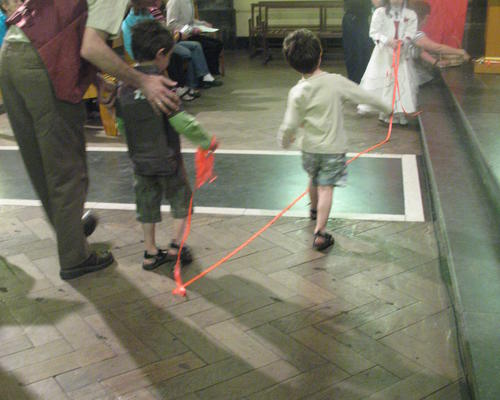 Avec les enfants, on ramène les rubans pour la procession des offrandes