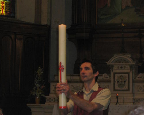 Le temps pascal se termine avec cette fête de Pentecôte. Le cierge pascal sort en procession.
Désormais, Jésus nous attend dans le monde